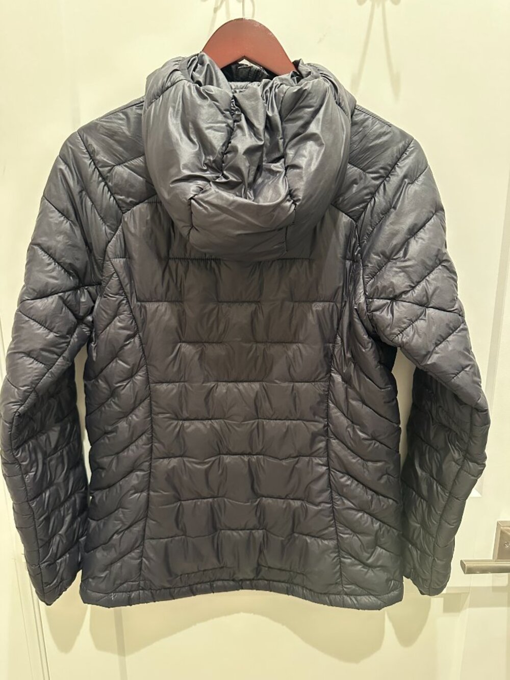Patagonia Macro Puff Hoody Women’s Small Black Insulated Jacket: Excellent Cond - Picture 2 of 6